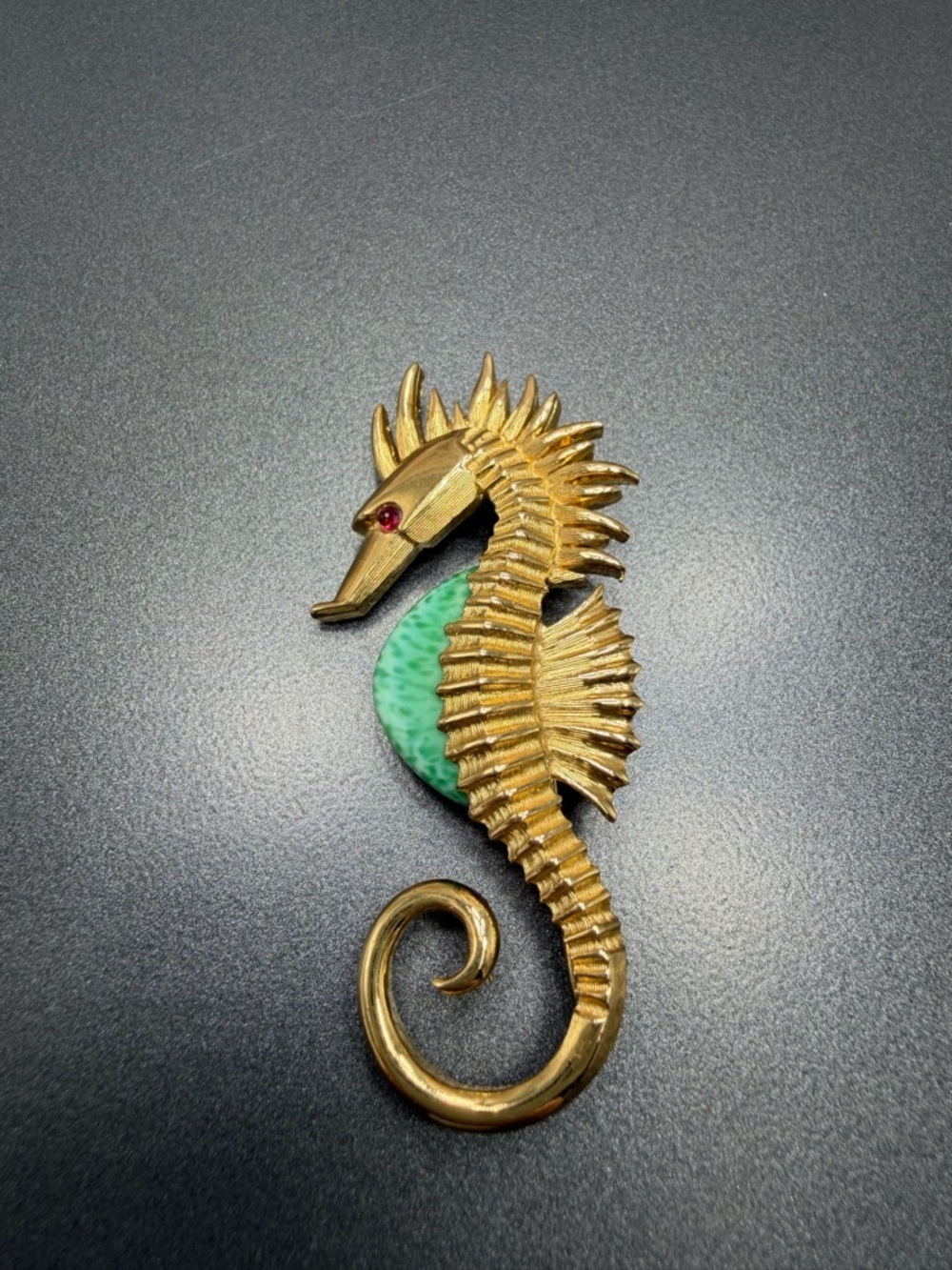 🎉🎊🎂Vintage Boucher Gold Seahorse Brooch with Green Peking Glass #50SB